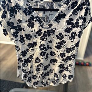 GAP White and Black Floral Ruched Blouse